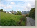 Z kempu na náves. Vzadu vrch Brada.