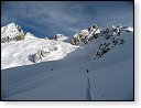 Ráno v den hlavního výstupu. 
Reichenspitze je vrchol vpravo. Ledovec Kuchelmoos (Kuchelmoosferner) se obchází zprava. 
Skalnatá pyramida Reichenspitze zase zleva. 