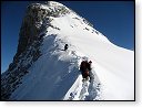 Hluboký sníh pod vrcholovou pyramidou. 